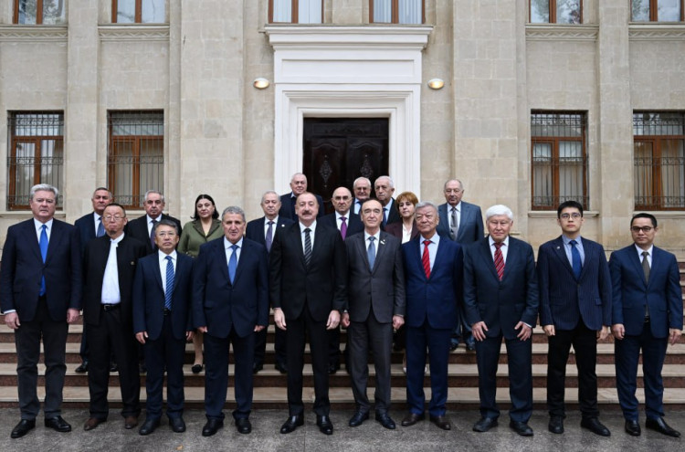 Voyaga etgan ayollar mushuklari porno Skype-da virtual jinsiy aloqa video